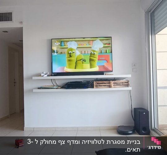 טלוויזיה עם דמויות מצוירות על מדף קיר